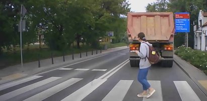 Zniecierpliwiony kierowca wyprzedzał auta w korku. Wjechał w pieszą na pasach [WIDEO]