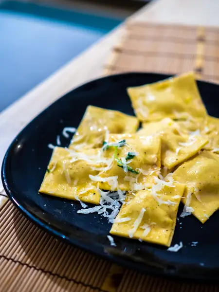 Ravioli, domowy przepis / Foto  Yoav Aziz  z Unsplash