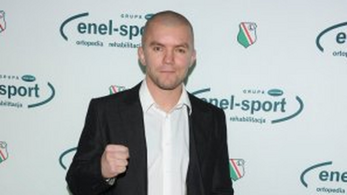 Były zawodnik MMA i komentator tej dyscypliny Łukasz "Juras" Jurkowski jest także zapalonym kibicem piłki nożnej, a w szczególności Legii Warszawa. Jak się okazuje, jego znajomość tego sportu nie ogranicza się tylko do biernego oglądania. Na swoim koncie na Twitterze 35-latek opublikował nagranie, na którym chwali się wykonaniem piłkarskiego triku.