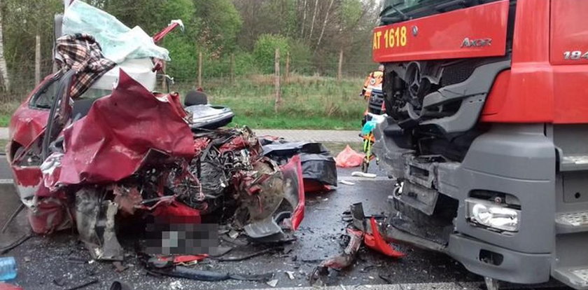 Czołowe zderzenie z ciężarówką. Kierowca nie żyje