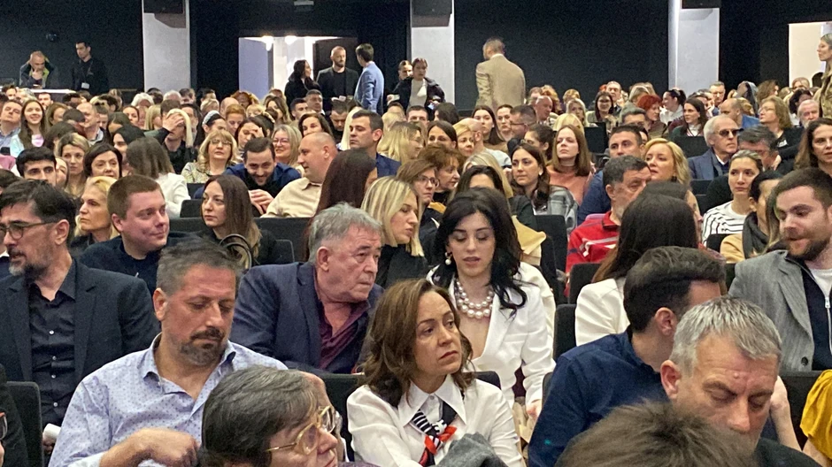 Mima Karadžić sa devojkom