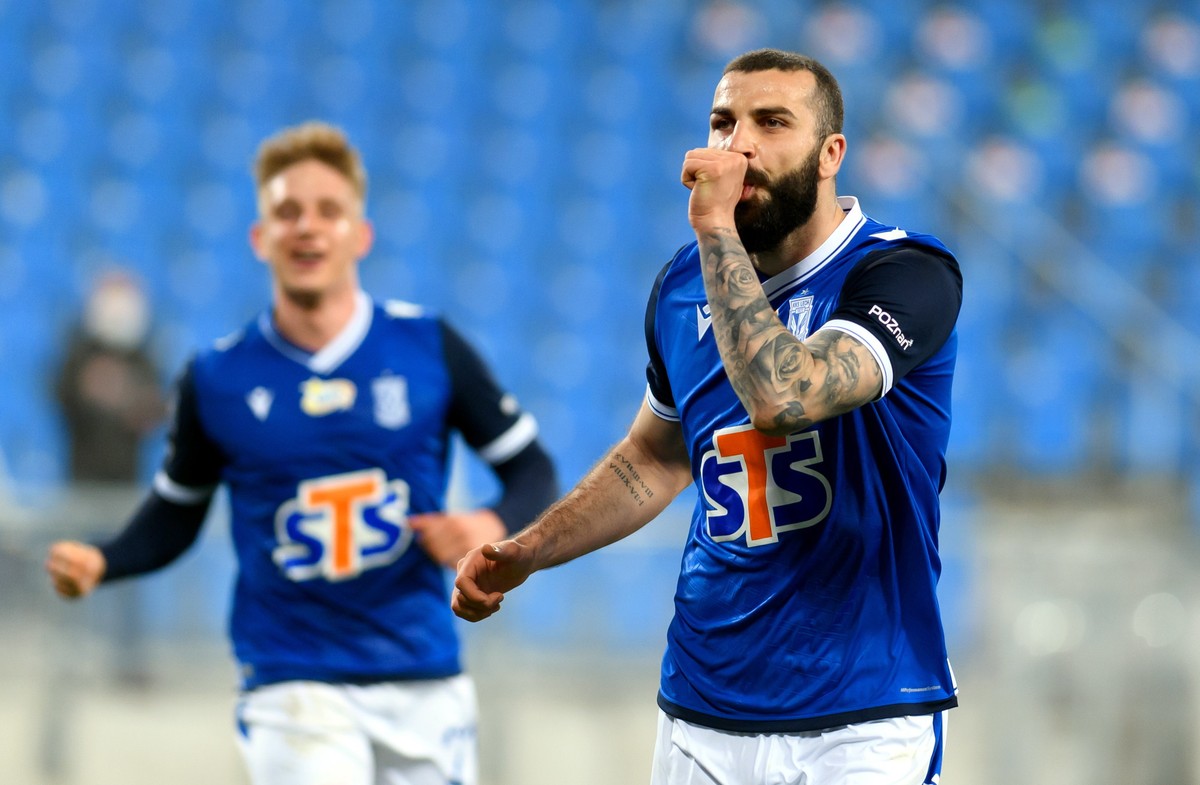 Radość piłkarza drużyny Lech Poznań Mikaela Ishaka (P) po strzeleniu gola w meczu Ekstraklasy z zespołem Lechia Gdańsk, na Stadionie Miejskim