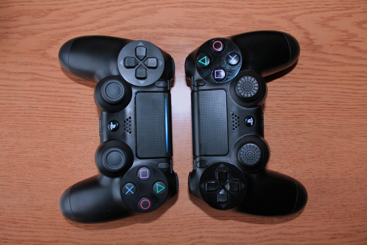 Na novom DualShocku 4 (vľavo) pribudol svetelný indikátor v hornej časti touchpadu