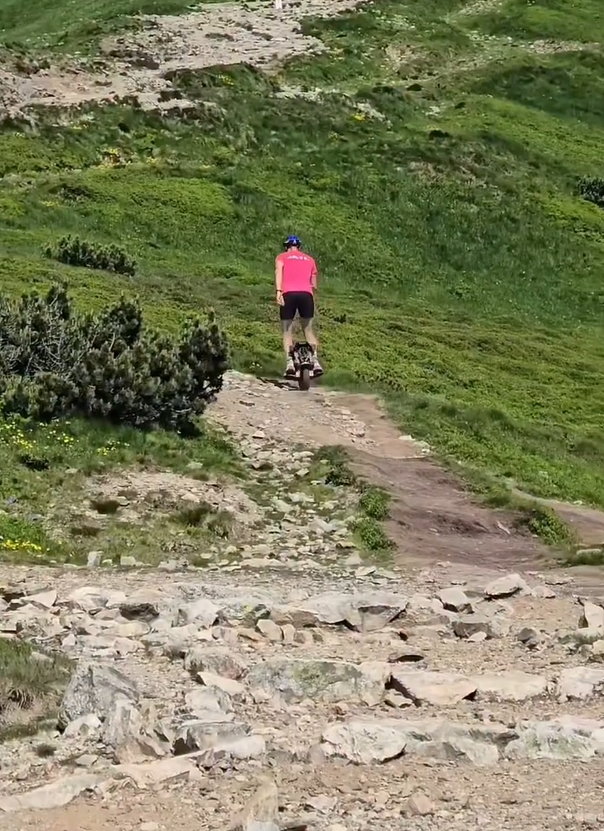 Muž jazdil po horách na jednokolke.
