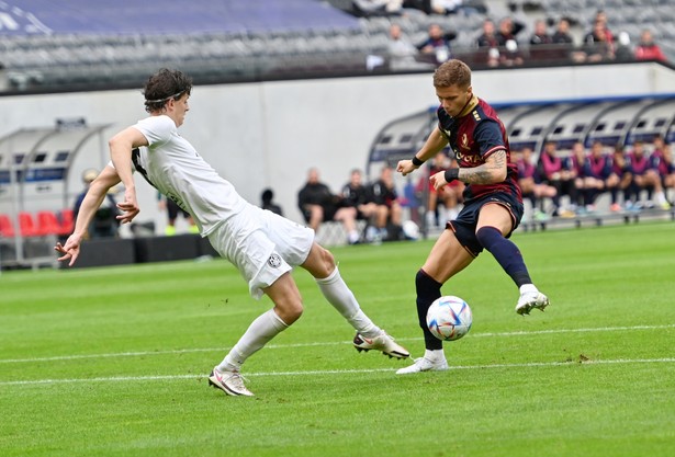 Zawodnik Pogoni Szczecin Luka Zahovic (P) i Gretar Gunnarsson (L) z KR Reykjavik podczas meczu 1. rundy eliminacji piłkarskiej Ligi Konferencji z KR Reykjavik w Szczecinie