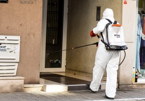 Novi Sad46 dezinfekcija ulaza i haustora zbog korona virusa foto Nenad Mihajlovic