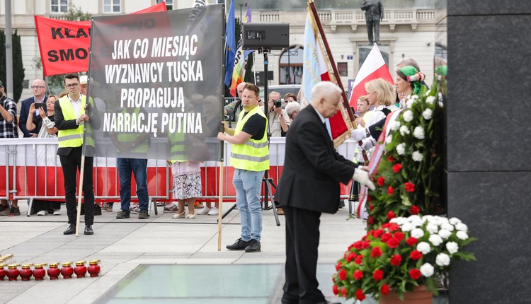Szefowi PiS na smoleńskiej miesięcznicy puściły nerwy.  I te śmiecie, które tu stoją..."