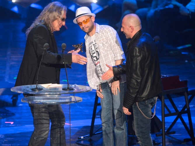 Coma i wręczajacy nagrodę Grzegorz Markowski