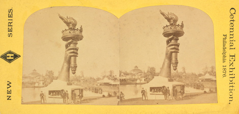 Zdjęcie prawej ręki i pochodni Statuy Wolności, Wystawa Stulecia 1876 r.
