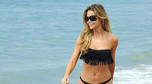 Denise Richards w bikini na plaży w Malibu