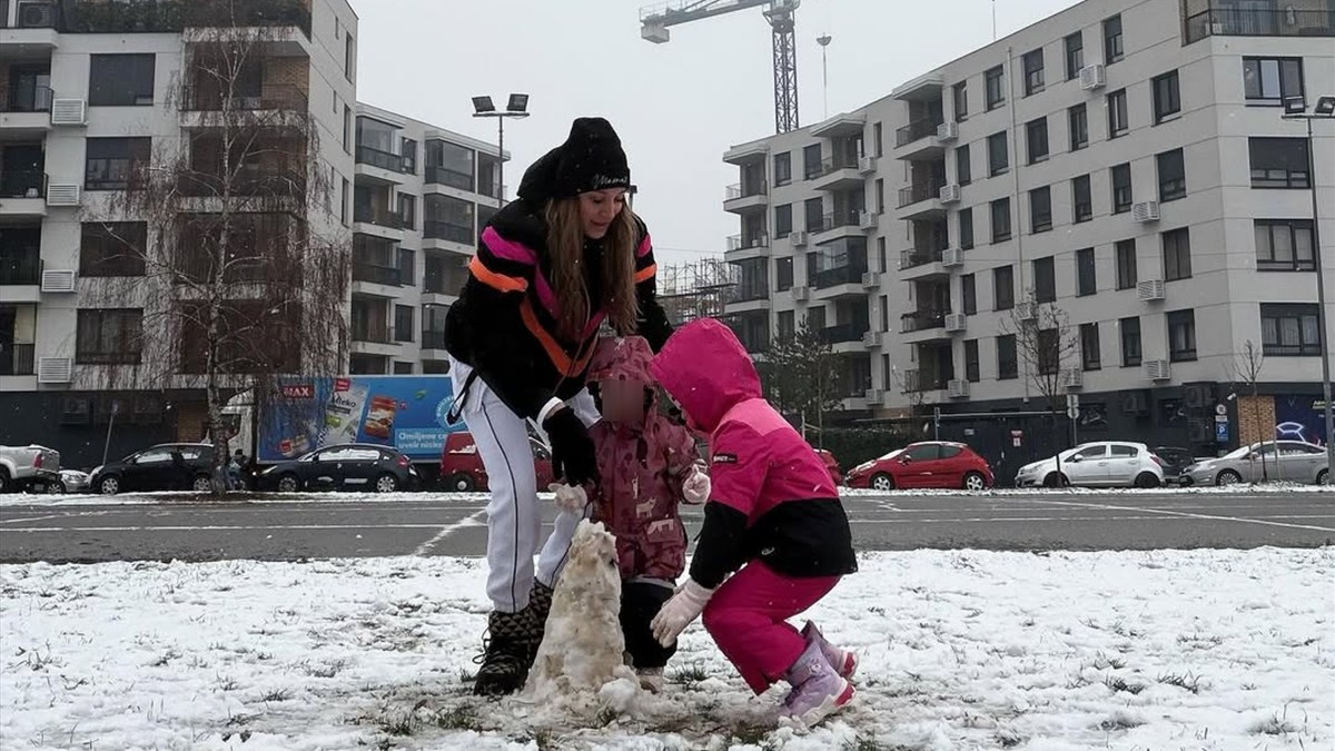 Luna Đogani sa ćerkama pravi Sneška Belića