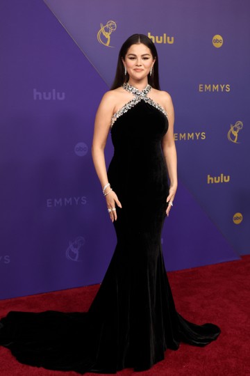 Selena Gomez az Old Hollywood jegyében érkezett a 2024-es Emmy-gálára. Ralph Lauren megjelenése finom ellentétekre és klasszikus sziluettre épített, kiegészítőiben pedig egyszerre volt elegánsan hűvös és szikrázó - ez igen!