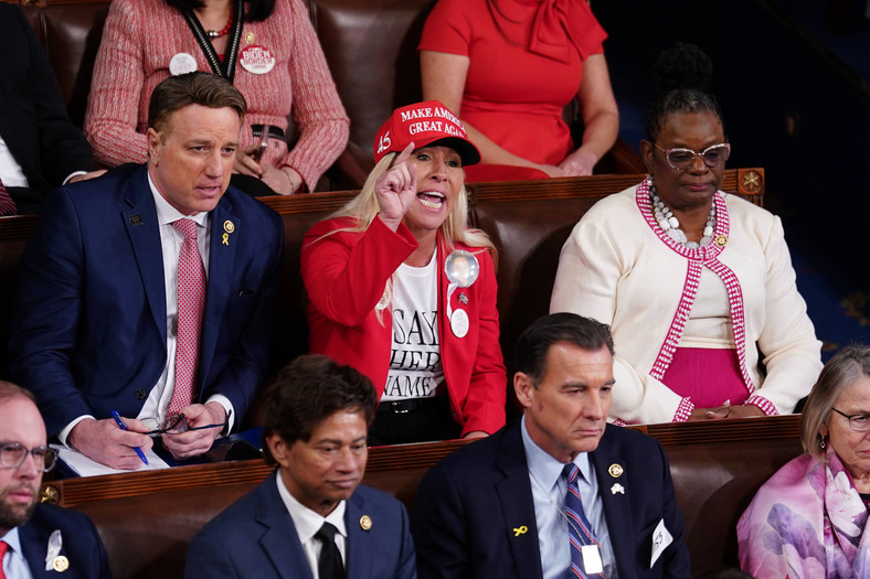Republikańska kongresmenka Marjorie Taylor Greene (w środku, w czapce) krzyczy, gdy prezydent USA Joe Biden wygłasza orędzie o stanie państwa, 7 marca 2024 r.