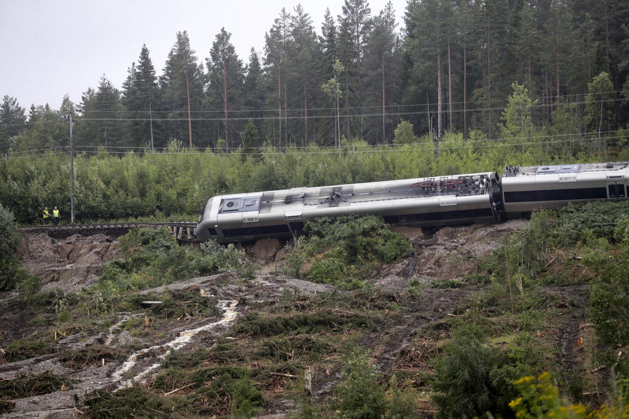 Vo Švédsku sa vykoľajil vlak.