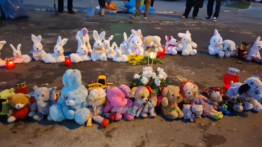 Plišane igračke ispred Železničke stanice Novi Sad