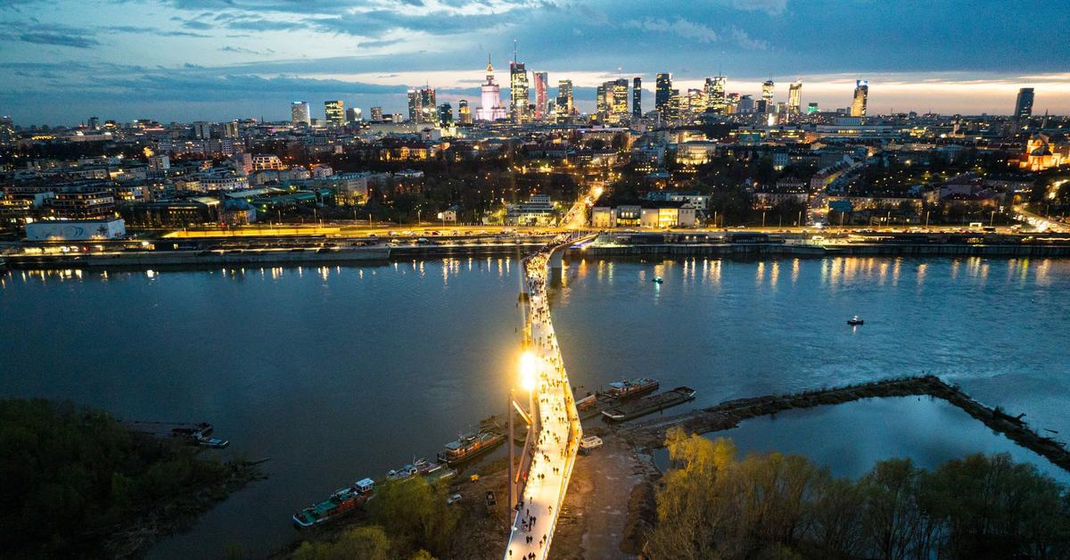  Nowy most dla pieszych i rowerzystów w Warszawie. Jest porównywany do Millennium Bridge