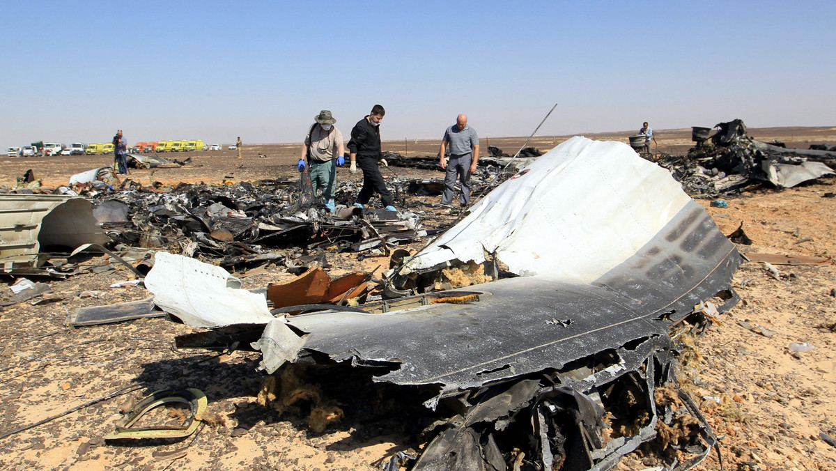 Szef egipskiego MSW Magdi Mohammed Abd el-Ghafar oświadczył dzisiaj, że Egipt weźmie pod uwagę rosyjską tezę o podłożeniu bomby na pokładzie samolotu, który rozbił się na Synaju. Podkreślił jednak, że nie ma obecnie dowodów na działalność przestępczą.