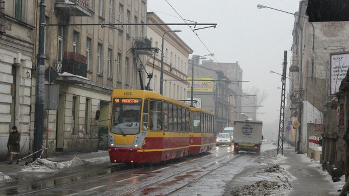 MM Łódź: Na chodniku stanęło kilka słupów trakcyjno-oświetleniowych.