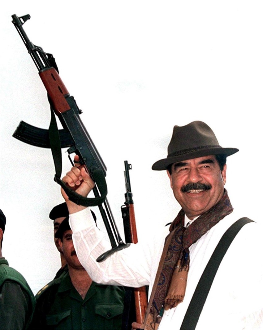 Bivši irački predsednik Sadam Husein sa AK-46 29. marta 1998.