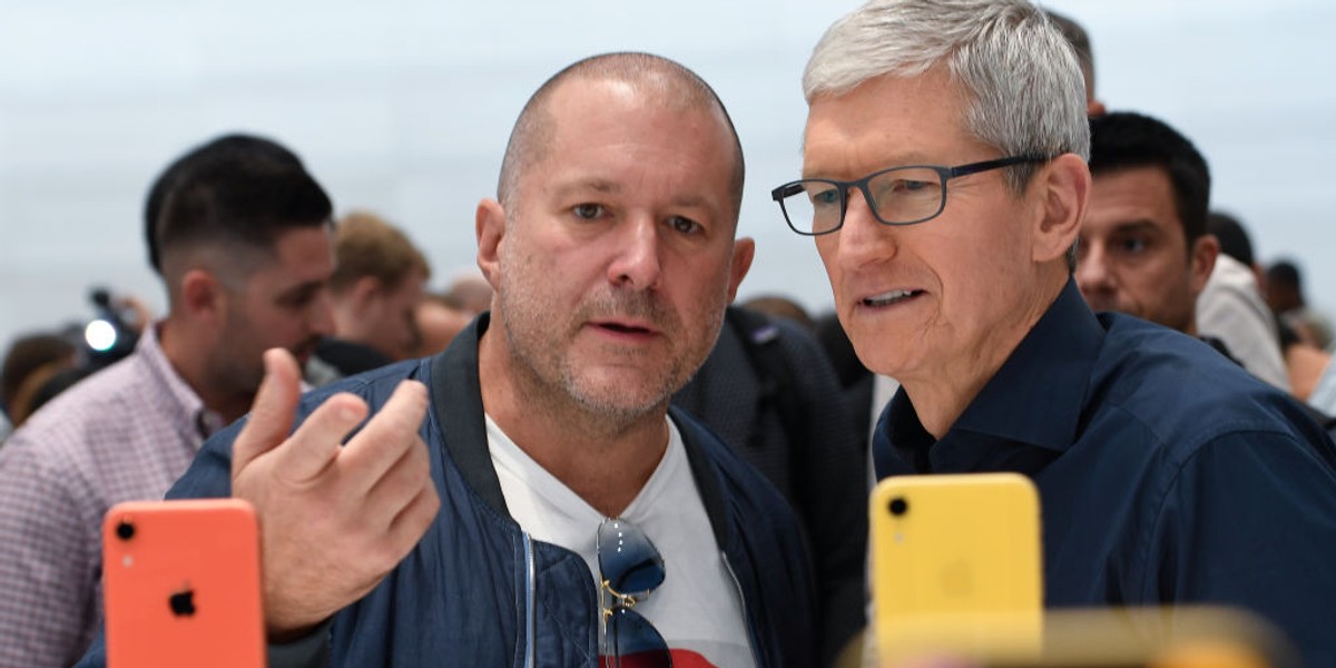 Jony Ive i CEO Apple'a Tim Cook. Ive dołączył do  Apple'a w 1992 roku, w 1996 roku stanął na czele zespołu projektantów. W tamtym okresie firma była na granicy bankructwa. W 2015 roku został głównym projektantem firmy.