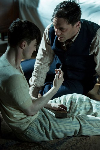 Jon Hamm i Daniel Radcliffe w serialu 'Zapiski młodego lekarza'