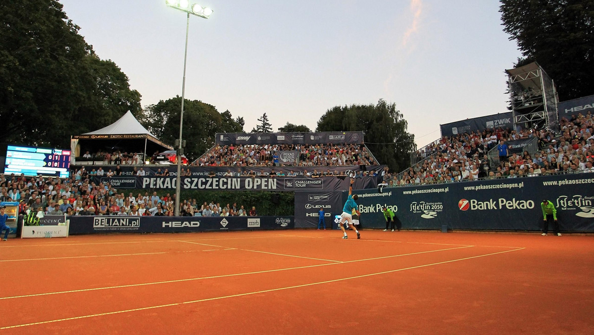 Pekao Szczecin Open to najstarszy i zarazem największy zawodowy turniej tenisowy organizowany w naszym kraju. Ten powszechnie znany i autentycznie lubiany challenger ATP już za rok zamierza hucznie świętować swoje ćwierć wieku. Tymczasem na każdym kroku widać, jak wciąż żwawy jest ten "staruszek".