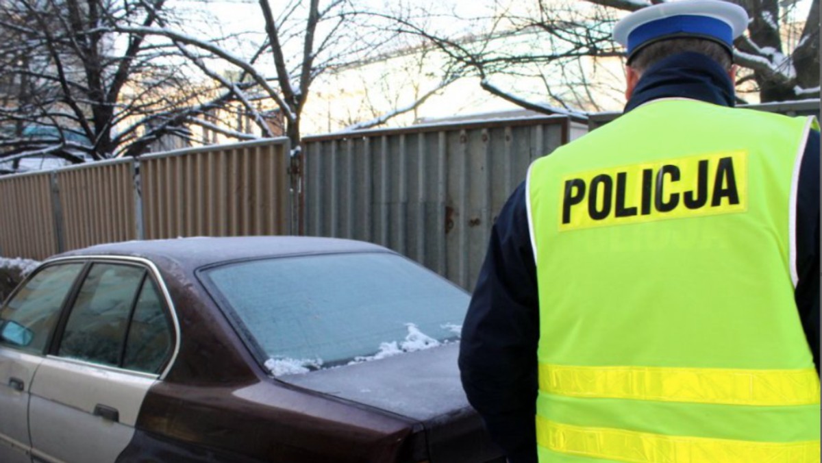 13-latnia dziewczynka stała przed przejściem dla pieszych, kiedy wpadło na nią jadące zbyt szybko bmw. Auto wpadło w poślizg. Kierujący samochodem uciekł z miejsca wypadku. Dziś został zatrzymany przez policjantów.