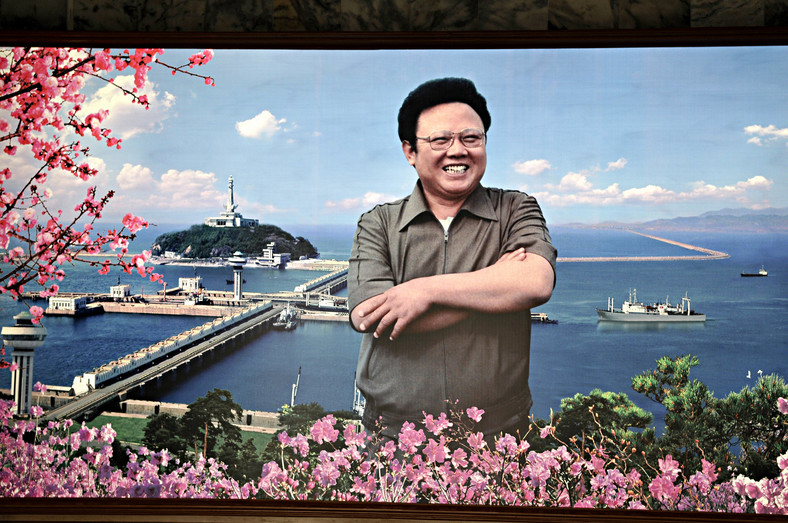 Kim Dzong Il na plakacie z okazji 60. rocznicy powstania Korei Płn.