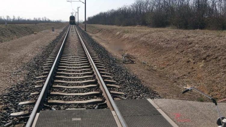Halálos baleset: vonat elé hajtott egy kerékpáros Nemeskérnél - Blikk