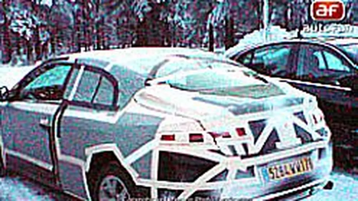 Zdjęcia szpiegowskie: Renault Laguna Coupé – zimowe spotkanie