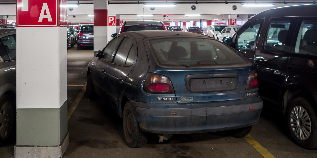 Zapomniany samochód stoi na parkingu Galerii Łódzkiej 