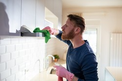 Jak zmniejszyć ilość kurzu w domu? Dzięki tym sprawdzonym trikom będziesz mniej sprzątać