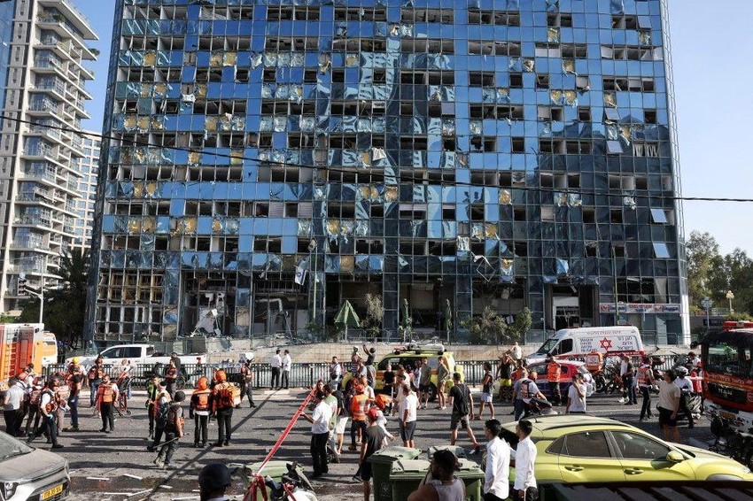 Pogođena zgrada u Ramat Ganu, u blizini Tel Aviva | Foto: REUTERS/Nir Elias