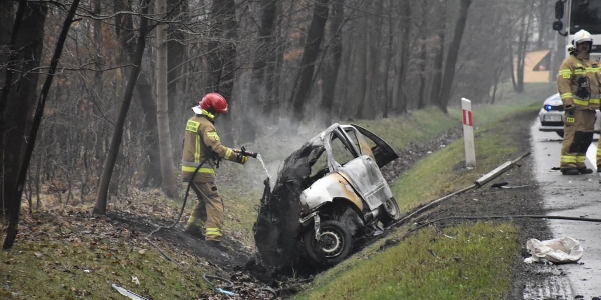 Auto stało się śmiertelną pułapką. Tragedia w Tarnowskiej Woli.