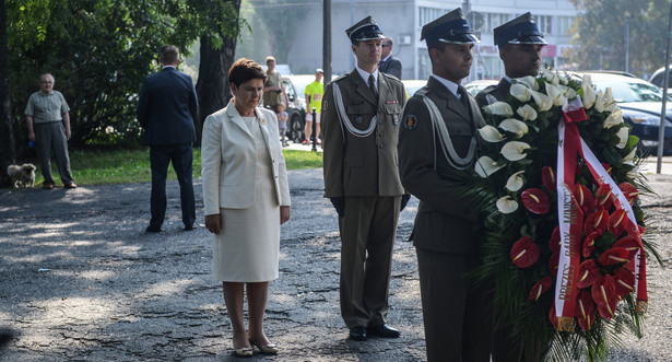 Premier Beata Szydło składa wieniec pod płytą pamięci Polaków poległych 11 września 2001 r. w Nowym Jorku