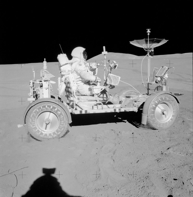 Astronauta David R. Scott w Lunar Roving Vehicle (LRV) podczas misji Apollo 15 na Księżycu