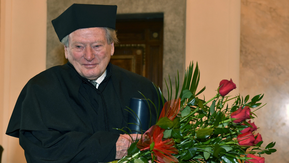 Angielski dyrygent i skrzypek sir Neville Marriner otrzymał w piątek doktorat honoris causa Akademii Muzycznej w Krakowie. Rektor uczelni prof. Zdzisław Łapiński określił utytułowanego mianem "wybitnego przedstawiciela świata muzyki, w sposób niepowtarzalny kreującego sztukę".