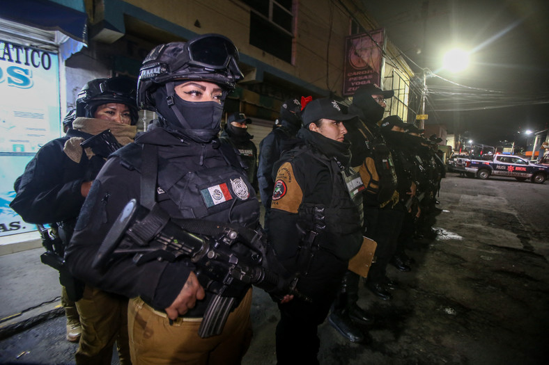 Funkcjonariusze policji patrolują dzielnicę Altavilla w ramach codziennych operacji policyjnych prowadzonych w różnych dzielnicach gminy w celu zapobiegania wysokim wskaźnikom przestępczości w stanie Meksyk, w Ecatepec w Meksyku, 18 lutego 2023 r.