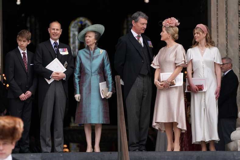 James, książę Edward, księżniczka Anna, Timothy Laurence, hrabina Zofia i lady Louise Windsor