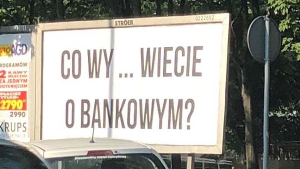 Pojawiły się w kilku miejscach w Warszawy, a mijający je mieszkańcy miasta zastanawiają się, o co właściwie chodzi. Mowa o tajemniczych billboardach z napisem "Co wy ... wiecie o bankowym?" Jak ustaliliśmy nieoficjalnie, to zapowiedź książki jednego z kandydatów na prezydenta stolicy.