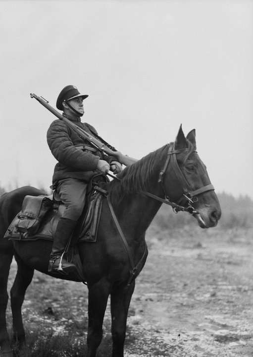 W czasie patrolu konnego (1934, CC0 1.0 Universal (CC0 1.0) Przekazanie do Domeny Publicznej).