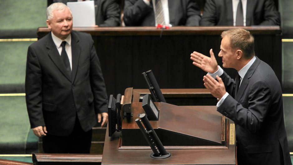 (od lewej) Jarosław Kaczyński i Donald Tusk w Sejmie. 3.12.2010 r.