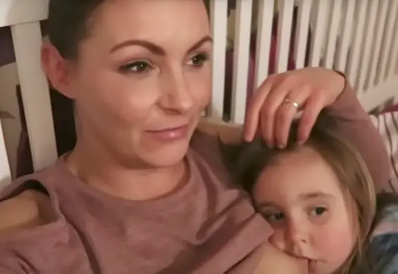 Mama karmi piersią 4-letnią córkę - internauci blokują film i nie szczędzą uwag