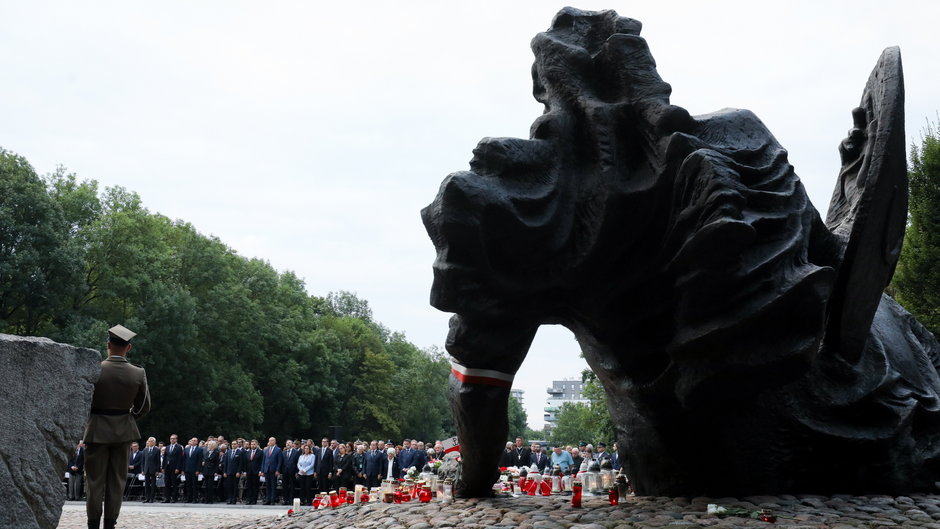 Uroczystości przed pomnikiem „Polegli – Niepokonani” na Cmentarzu Powstańców Warszawy na Woli, 1.08.2022 r.