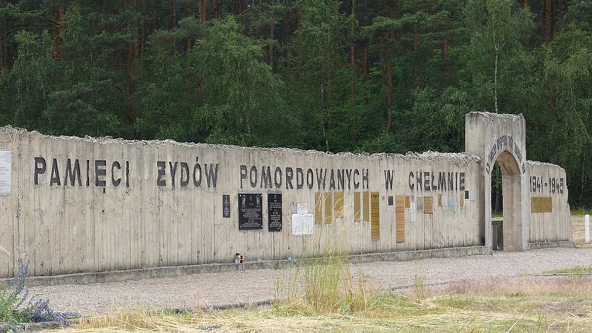 76 lat temu, 8 grudnia 1941 r. w Chełmnie nad Nerem Niemcy zamordowali za pomocą spalin samochodowych ok. 700 Żydów, przybyłych dzień wcześniej z pobliskiego Koła. Wydarzenie to rozpoczęło działalność pierwszego niemieckiego obozu zagłady na okupowanych ziemiach polskich – KL Kulmhof.