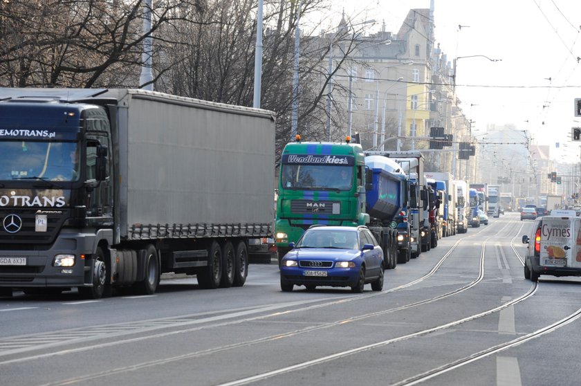 Tiry rozjeżdżają miasto. Osiedla się buntują