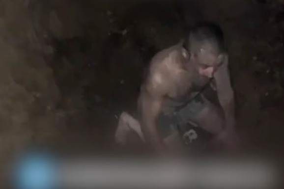 (VIDEO) "TI SI PAS, PUZI!" Isplivao jeziv snimak mučenja ruskog vojnika: Putinov komandant ga TERAO DA JEDE ZEMLJU u "jami za mučenje"