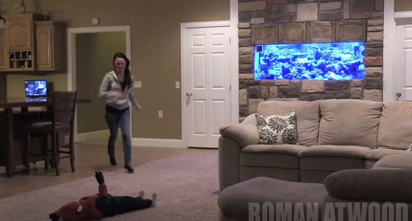 Trenutak u kom potresena majka dotrčava do "tela" svog sina