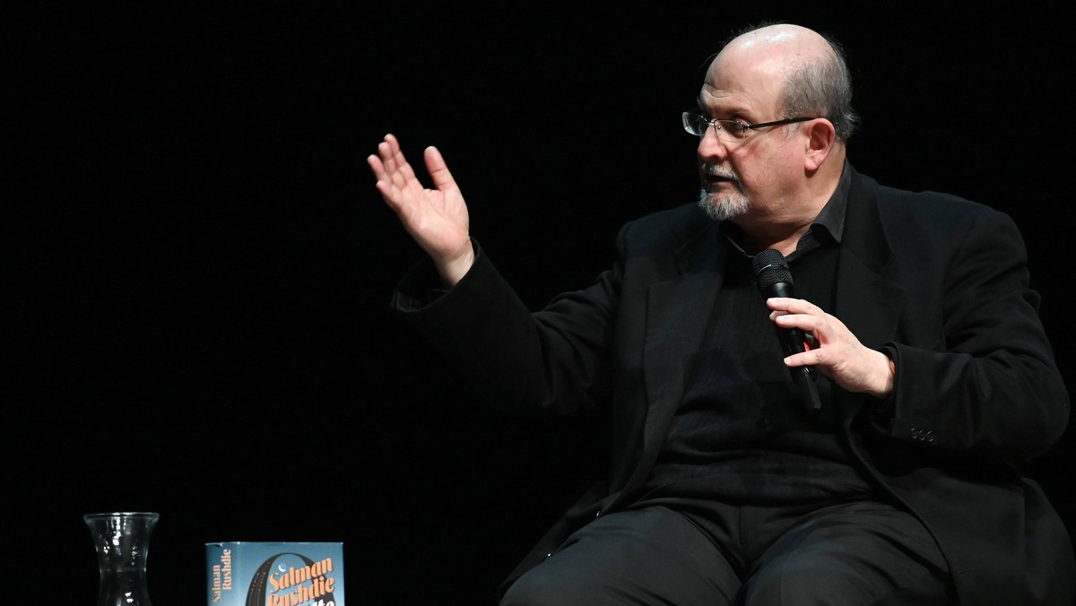 Salman Rushdie pokazuje zdjęcie po zamachu. "Tak właśnie wyglądam"