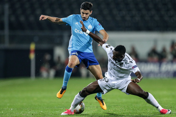 Liga Europy: Wielki skandal w Guimaraes. Patrice Evra kopnął w twarz kibica [WIDEO]